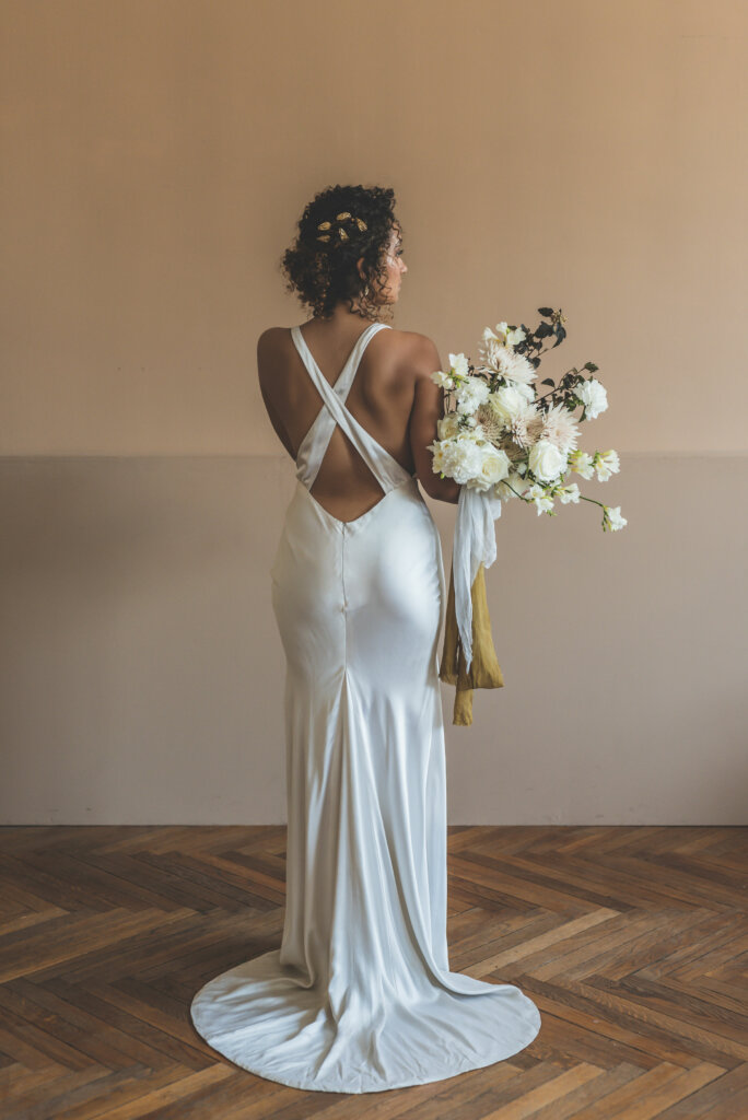 mariée robe cérémonie et composition florale lyon