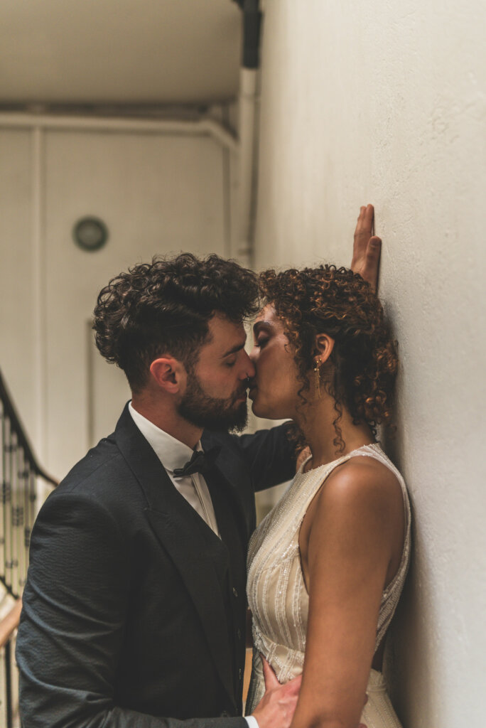 couple mariés qui s'embrasse mariage lyon festival