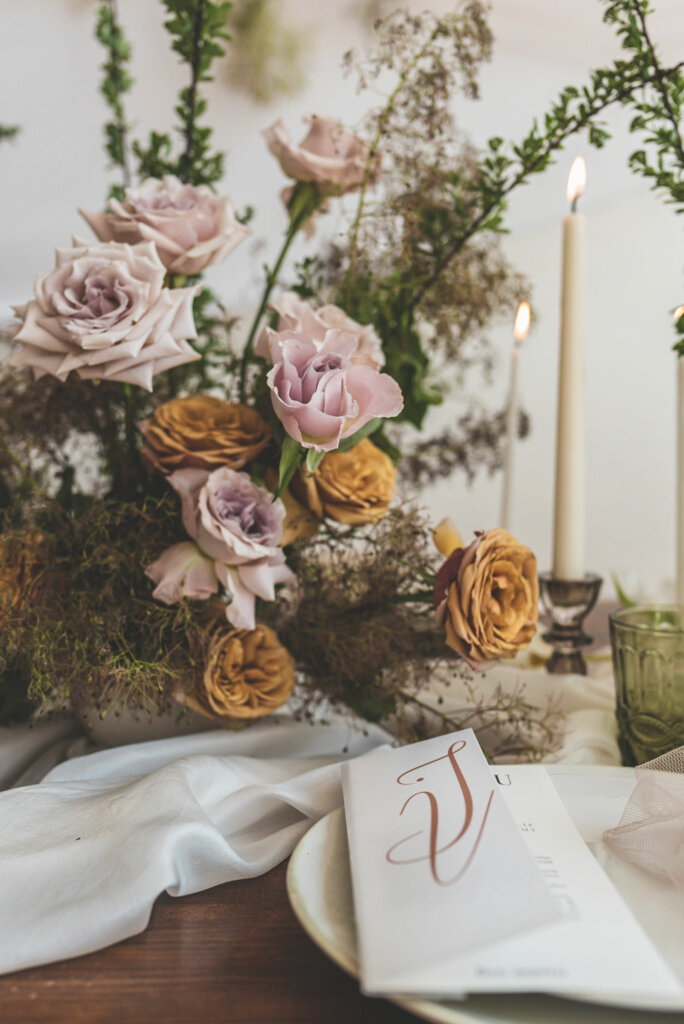 détail de table avec composition florale et papeterie lyon festival