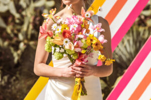 mariée tenant un bouquet de fleur réalisé par Atelier Vilette